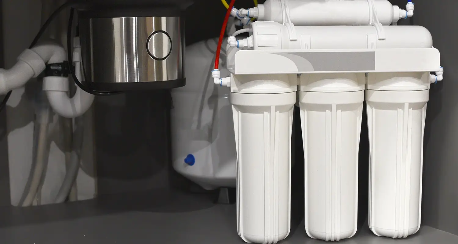 An installed under sink water filtration system.